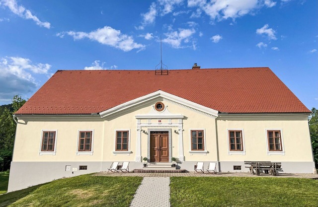 Herrliche Wohnung für 3 Personen mit Pool, W-LAN, TV und Parkplatz