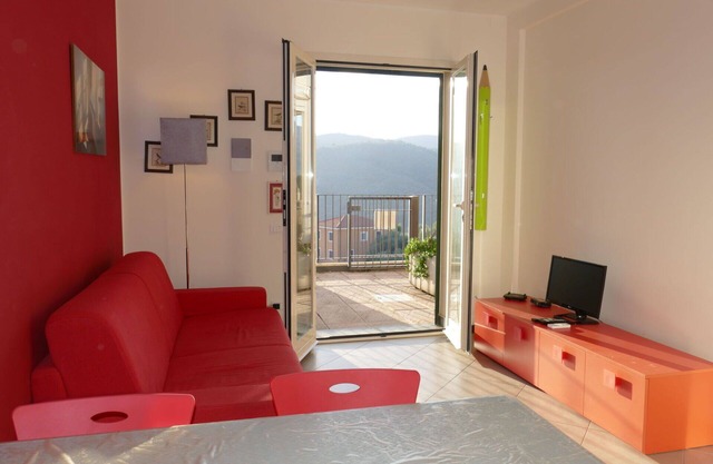 Angenehme Wohnung für 4 Personen mit Klimaanlage, W-LAN, Pool, TV, Balkon und Parkplatz
