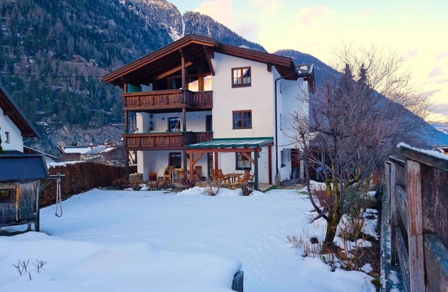 Angenehme Wohnung für 4 Personen mit W-LAN, TV, Terrasse, Panoramablick und Parkplatz