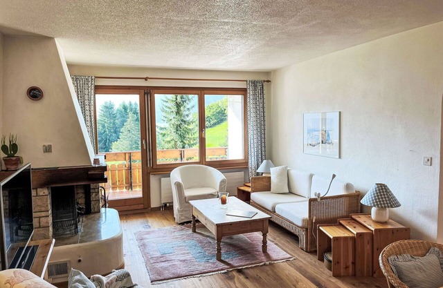 Angenehme Wohnung mit Pool, W-LAN, TV, Balkon, Haustiere erlaubt, Panoramablick und Parkplatz