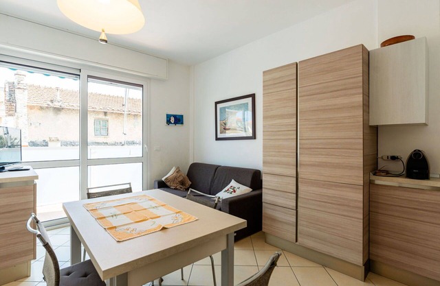 Schöne Wohnung für 4 Leute mit W-LAN, Klimaanlage, TV, Balkon, Haustiere erlaubt und Parkplatz