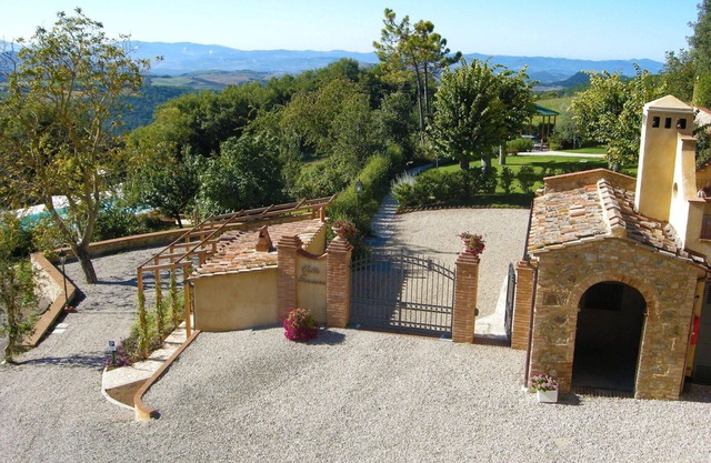 Schöne Wohnung mit Pool, W-LAN, TV, Haustiere erlaubt und Parkplatz, bei San Gimignano