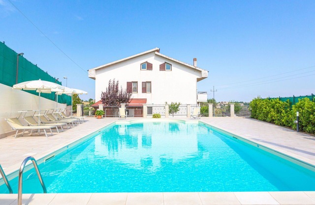 Wohnung mit W-LAN, privatem Pool, Klimaanlage, TV, Innenhof, Haustiere erlaubt, Parkplatz