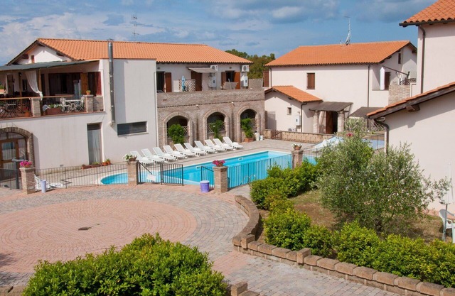 Angenehme Wohnung mit Pool, Klimaanlage, TV, Innenhof, Haustiere erlaubt und Parkplatz
