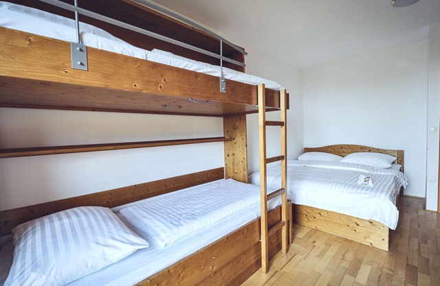 Schöne Wohnung mit Pool, W-LAN, TV, Balkon, Haustiere erlaubt, Panoramablick und Parkplatz