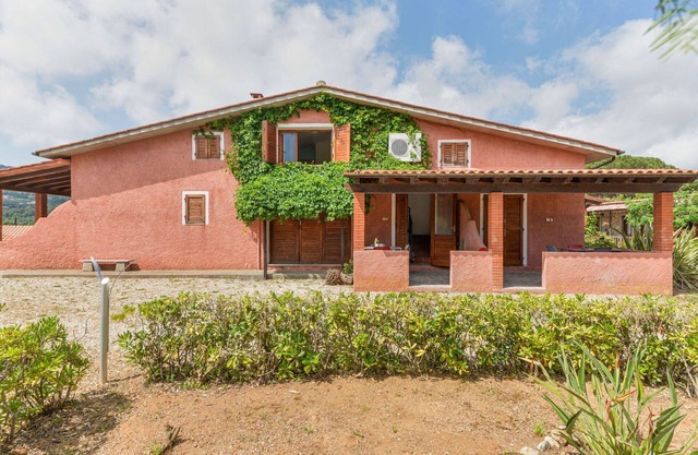Schöne Wohnung für 4 Personen mit Klimaanlage, Pool, W-LAN, Terrasse und Parkplatz