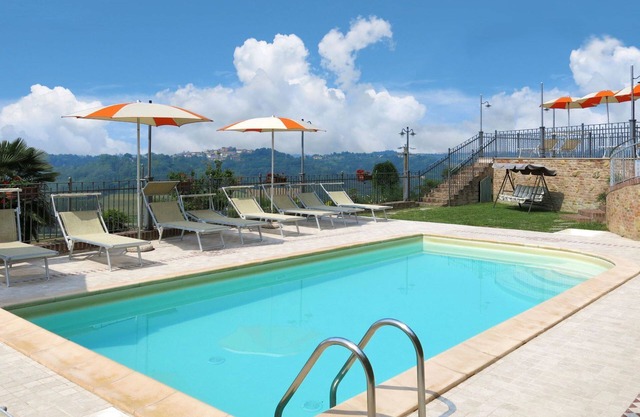 Schöne Wohnung für 4 Leute mit Pool, W-LAN, TV, Innenhof, Haustiere erlaubt und Parkplatz