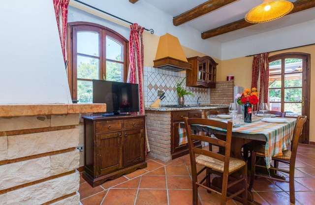 Schöne Wohnung für 6 Gäste mit Klimaanlage, W-LAN, Pool, TV, Innenhof und Parkplatz