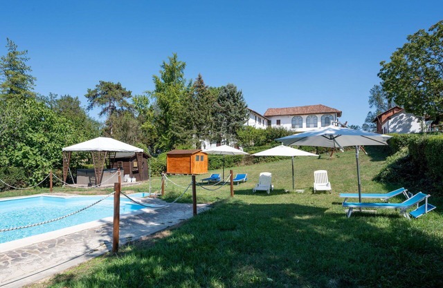 Wohnung in einem Ferienhaus mit Pool, W-LAN, Klimaanlage, Terrasse, Haustiere erlaubt, Parkplatz