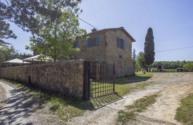 Gemütliche Wohnung in einem Ferienhaus mit W-LAN, Pool, TV, Innenhof, Panoramablick, Parkplatz