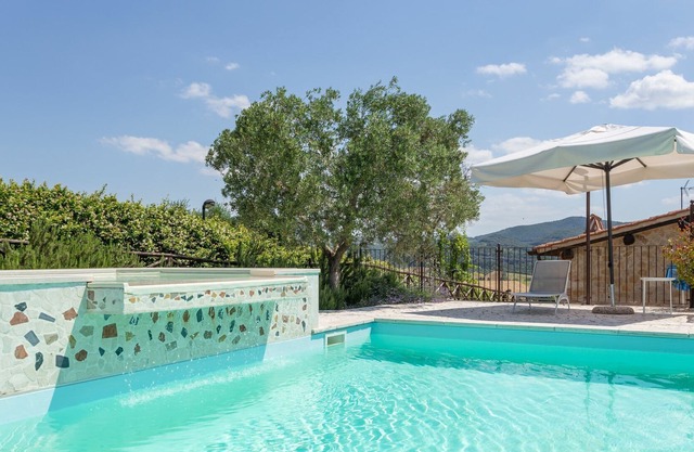 Schöne Wohnung in einem Ferienhaus für 3 Gäste mit W-LAN, Klimaanlage, Pool, TV und Parkplatz
