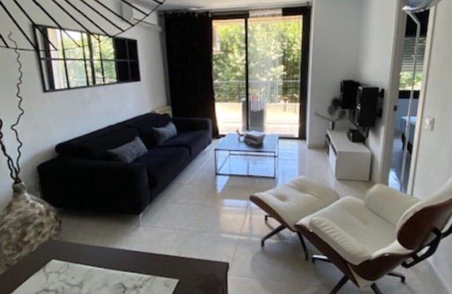 Nice apartment in Calella for 6 people, just 100 m from the beach. Free wifi, parking.
