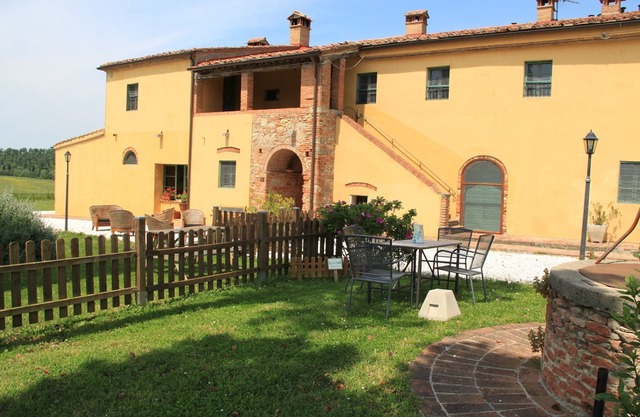 Schöne Wohnung in Guasticce mit Pool