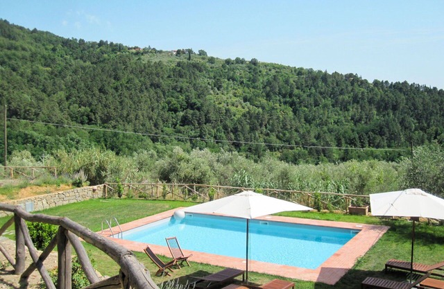 Angenehme Wohnung in einem Ferienhaus für 6 Personen mit W-LAN, Pool, TV, Terrasse und Parkplatz