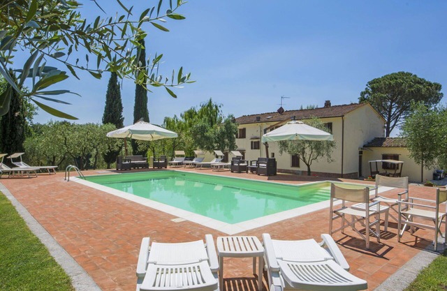Wohnung in einem Ferienhaus mit W-LAN, privatem Pool, TV, Balkon, Haustiere erlaubt, Parkplatz