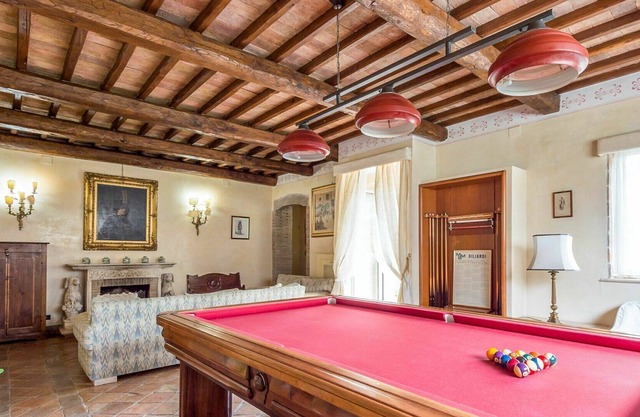 Angenehme Wohnung in einem Ferienhaus mit privatem Pool, Klimaanlage, W-LAN, TV, Balkon, Parkplatz