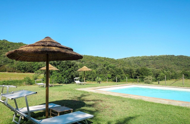 Gemütliche Wohnung in einem Ferienhaus für 2 Leute mit Pool, W-LAN, TV, Innenhof und Parkplatz