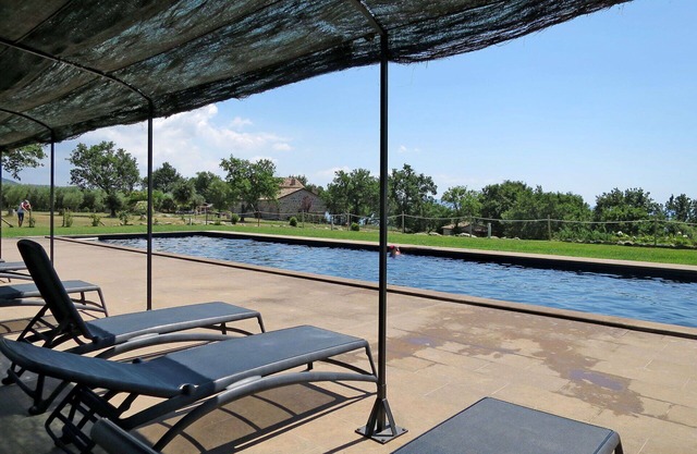 Schöne Wohnung in einem Ferienhaus mit Pool, TV, Terrasse, Haustiere erlaubt und Parkplatz