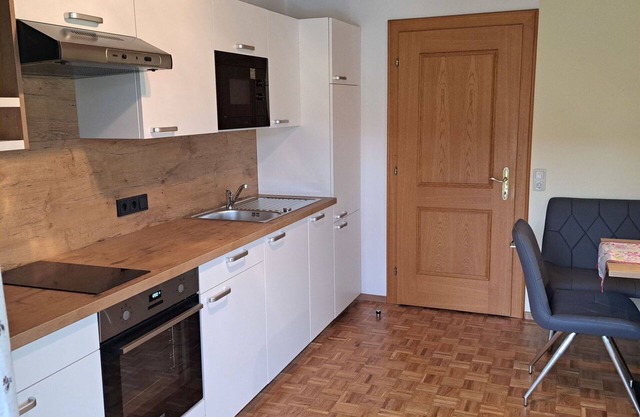 Angenehme Wohnung in einem Ferienhaus für 4 Leute mit W-LAN, TV, Balkon und Parkplatz