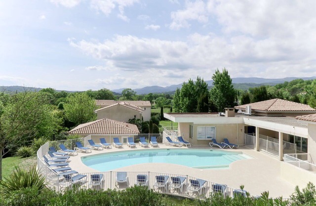Gemütliche Wohnung in einem Ferienhaus mit Klimaanlage, W-LAN, Pool, TV, Terrasse, Parkplatz