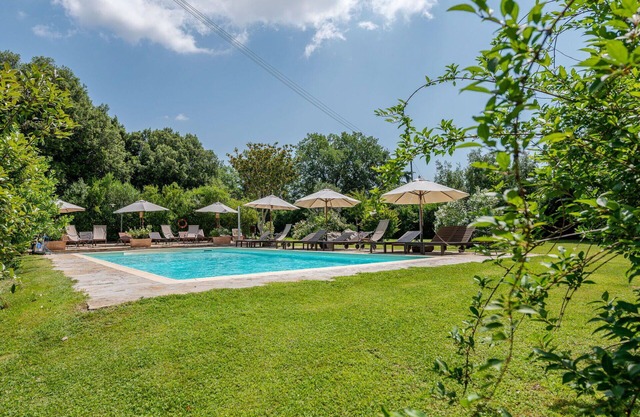 Schöne Wohnung in einem Ferienhaus mit Pool, W-LAN, Klimaanlage, TV, Innenhof, Parkplatz