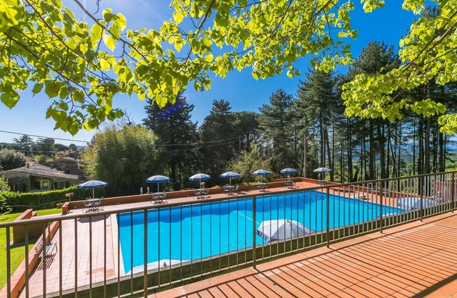 Gemütliche Wohnung in einem Ferienhaus mit Pool, W-LAN, TV, Terrasse, Haustiere erlaubt, Parkplatz