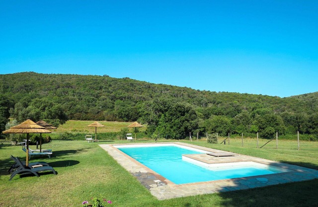 Gemütliche Wohnung in einem Ferienhaus mit Pool, W-LAN, TV, Innenhof, Panoramablick, Parkplatz