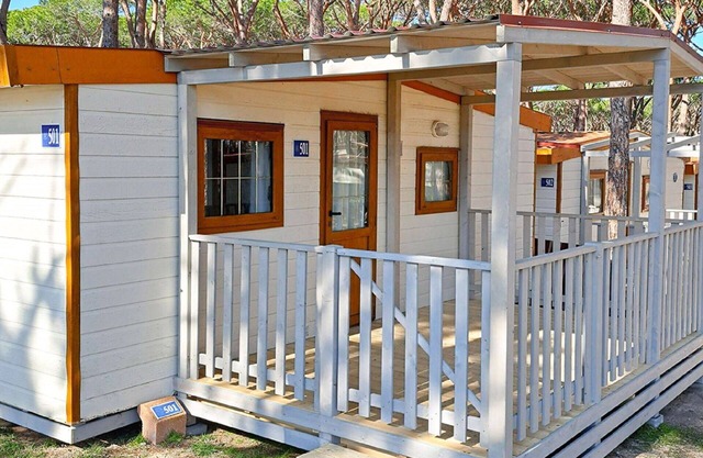 Gemütliche Wohnung in einem Ferienhaus mit W-LAN, Pool, Klimaanlage, TV, Terrasse, Parkplatz