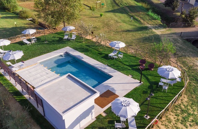 Schöne Wohnung in einem Ferienhaus für 4 Personen mit W-LAN, Pool, Klimaanlage, TV und Parkplatz