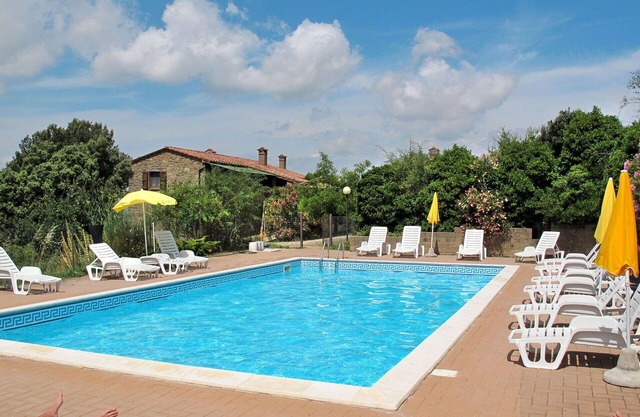 Schöne Wohnung in einem Ferienhaus mit Pool, W-LAN, TV, Terrasse, Haustiere erlaubt, Parkplatz