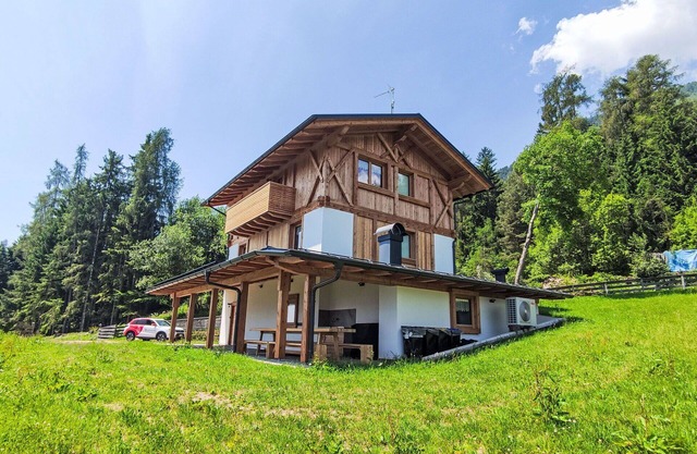 Angenehme Wohnung in einem Ferienhaus für 12 Gäste mit W-LAN, TV, Innenhof und Parkplatz
