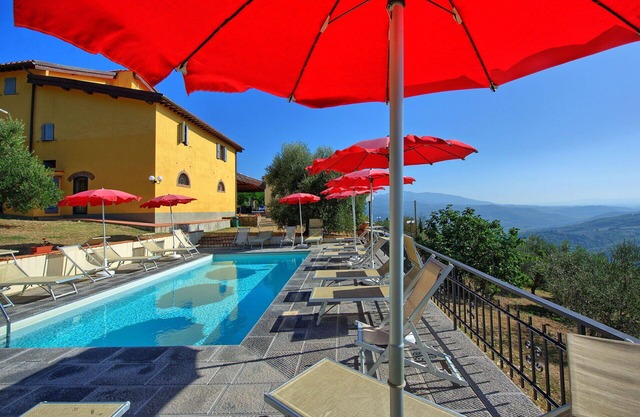 Gemütliche Wohnung in einem Ferienhaus mit Pool, Klimaanlage, W-LAN, TV, Innenhof, Parkplatz