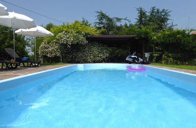 Angenehme Wohnung in einem Ferienhaus mit Pool, W-LAN, Klimaanlage, Terrasse und Parkplatz