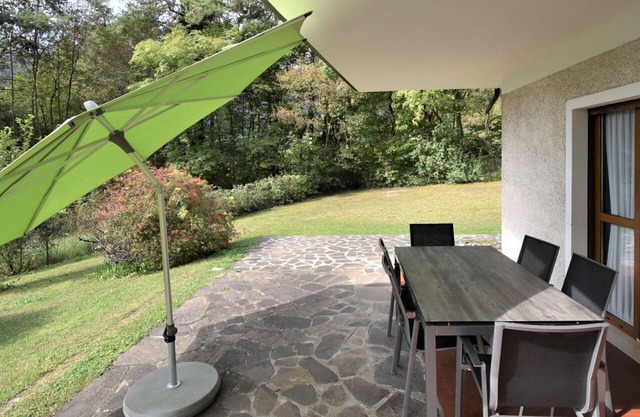 Herrliche Wohnung in einem Ferienhaus mit W-LAN, TV, Terrasse, Haustiere erlaubt und Parkplatz