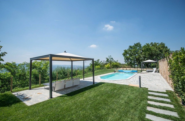 Wohnung in einem Ferienhaus mit Pool, Klimaanlage, W-LAN, TV, Innenhof, Panoramablick, Parkplatz