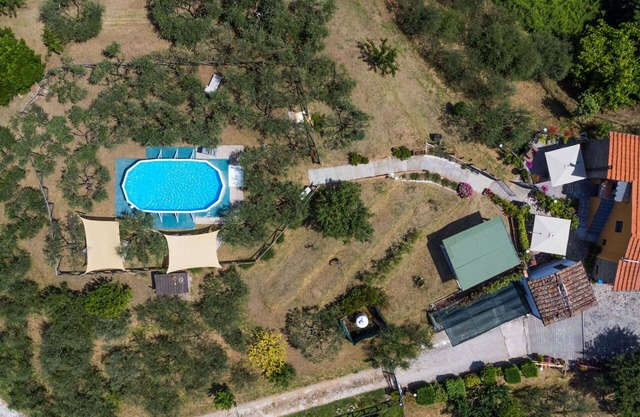 Schöne Wohnung in einem Ferienhaus für 6 Leute mit Pool, W-LAN, TV, Terrasse und Parkplatz