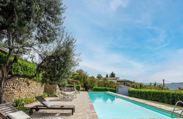 Angenehme Wohnung in einem Ferienhaus mit W-LAN, Pool, Haustiere erlaubt und Parkplatz