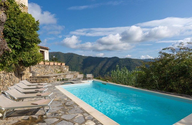 Schöne Wohnung mit Pool, W-LAN, TV, Terrasse, Haustiere erlaubt, Panoramablick und Parkplatz