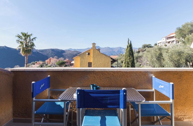 Nice apartment with Wi-Fi, A / C, swimming pool, parking and terrace overlooking the sea