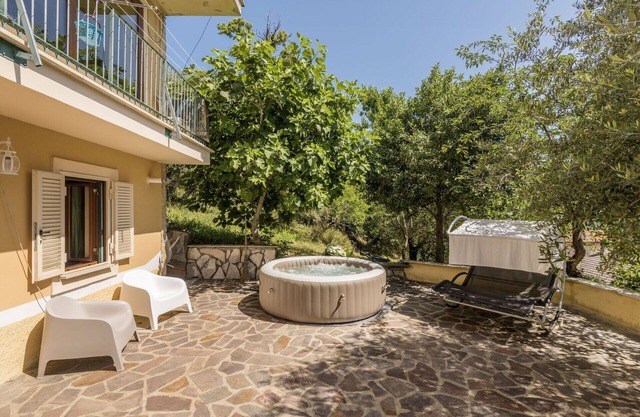 Gemütliche Wohnung mit Whirlpool, W-LAN, TV, Terrasse, Haustiere erlaubt, Panoramablick, Parkplatz