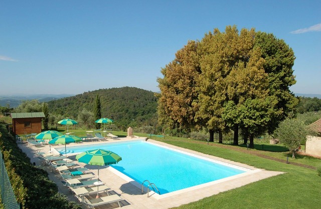 Schöne Wohnung mit Pool, W-LAN, TV, Innenhof, Haustiere erlaubt und Parkplatz, bei San Gimignano