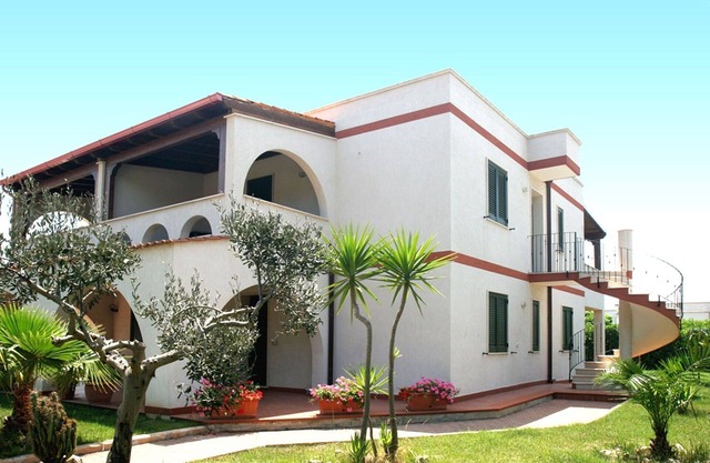 Gemütliche Wohnung mit W-LAN, Klimaanlage, TV, Innenhof, Panoramablick, Parkplatz, bei Ostuni