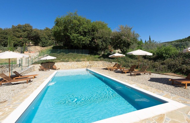 Schöne Wohnung mit Pool, W-LAN, Klimaanlage, TV, Innenhof, Panoramablick, Parkplatz, bei Siena
