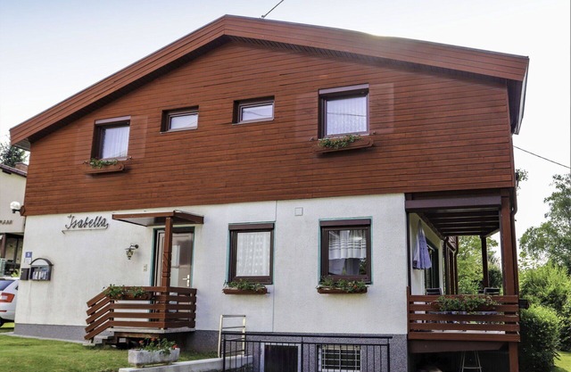 Angenehme Wohnung für 6 Personen mit W-LAN, TV, Terrasse, Haustiere erlaubt und Parkplatz