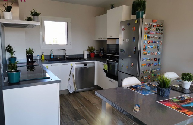 Nice bright apartment, quiet, 5 min walk to town center, Wi-Fi, bed linen, parking.