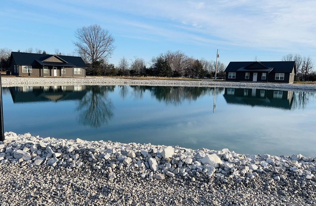 Nice cabin near Bennett Springs: stocked pond, gated entry, family-friendly!