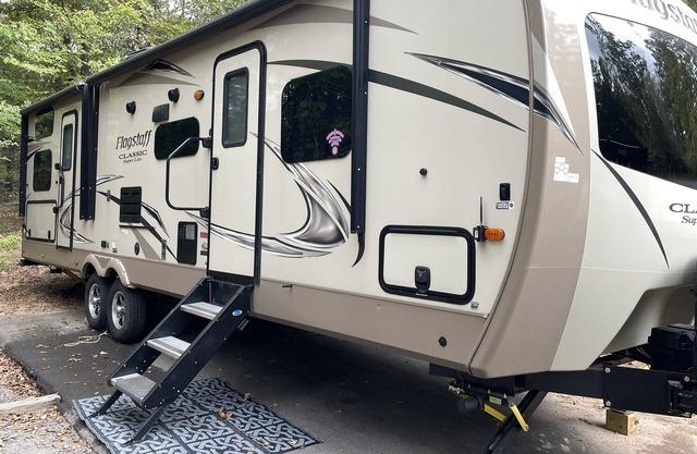 Nice Camper Trailer at RV Campground. Avail. 4-5-24 thru 4-9-24. Queen in Master
