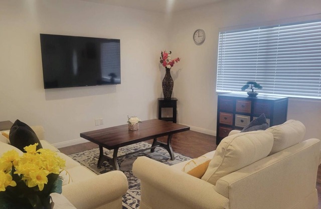Nice&confortable/house in wonderful Paramount with free park