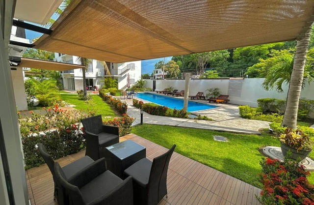Nice first floor apartment, air conditioning, access to pool and 10 min from the beach.