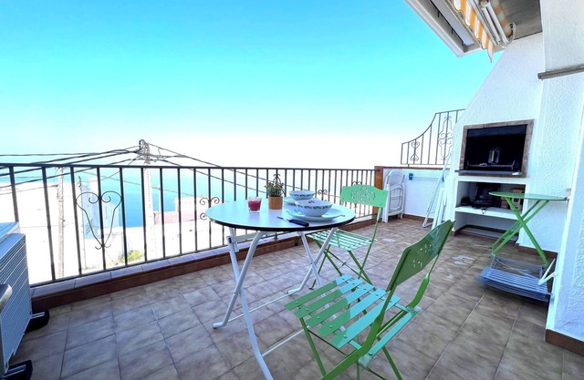 Schöne Wohnung mit Meerblick und Schwimmbad AV-47